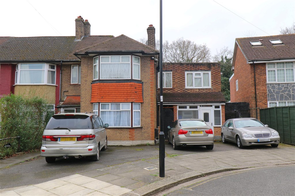 Selborne Gardens, Perivale, Perivale